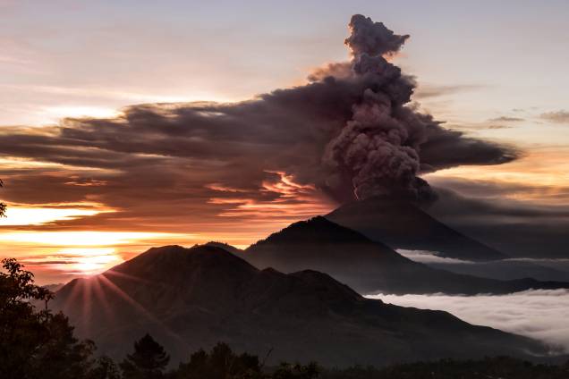 O vulcão Monte Agung é visto expelindo fumaça e cinzas em Bali, na Indonésia - 26/11/2017 O vulcão Monte Agung é visto expelindo fumaça e cinzas em Bali, na Indonésia - 26/11/2017