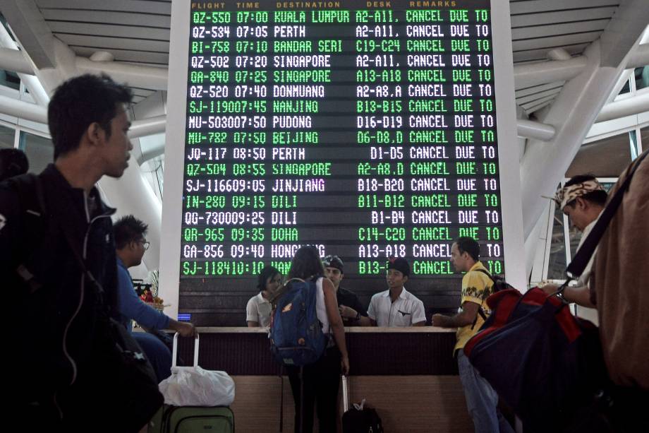 Passageiros buscam informações após dezenas de voos serem cancelados devido à erupção do Monte Agung em Bali, na Indonésia - 27/11/2017