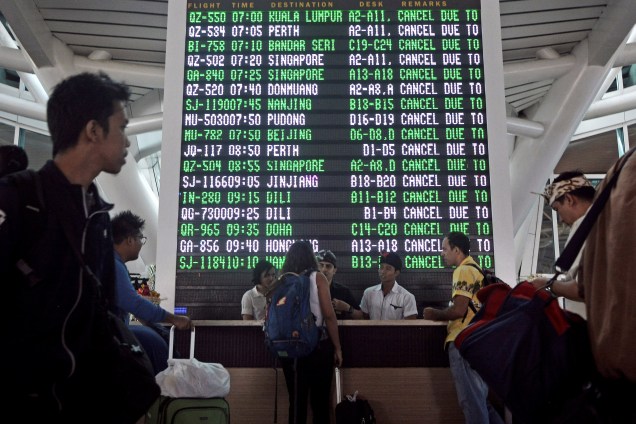 Passageiros buscam informações após dezenas de voos serem cancelados devido à erupção do Monte Agung em Bali, na Indonésia - 27/11/2017