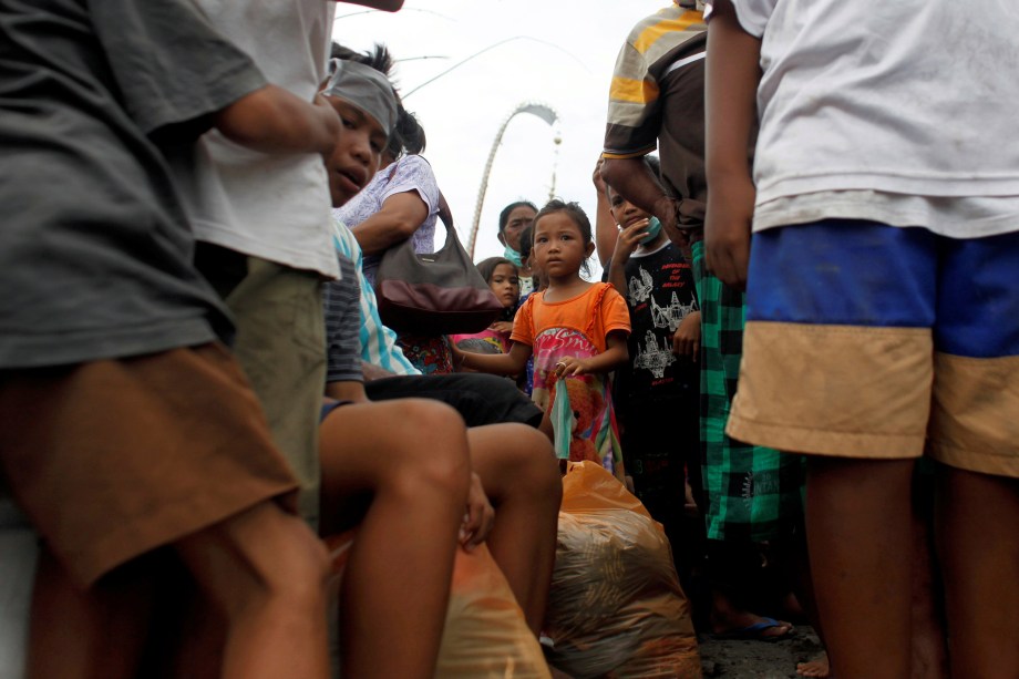 Pessoas esperam para ser evacuadas na aldeia de Sukadana, devido à erupção do Monte Agung, em Karangasem, na ilha de Bali, na Indonésia - 27/11/2017