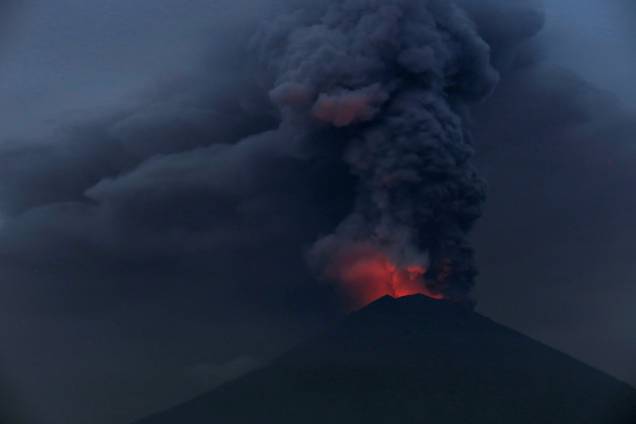 A luz incandescente da lava expelida pelo vulcão do Monte Agung, é vista a partir de Amed em Karangasem, Bali, na Indonésia - 27/11/2017 A luz incandescente da lava expelida pelo vulcão do Monte Agung, é vista a partir de Amed em Karangasem, Bali, na Indonésia - 27/11/2017