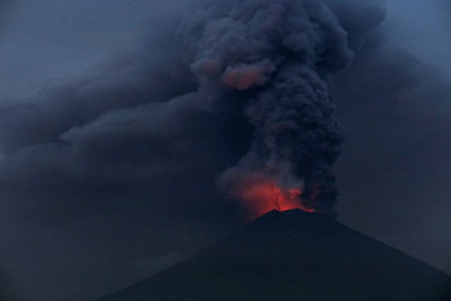 A luz incandescente da lava expelida pelo vulcão do Monte Agung, é vista a partir de Amed em Karangasem, Bali, na Indonésia - 27/11/2017