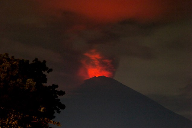 Vista do vulcão do Monte Agung durante erupção em Bali, na Indonésia - 27/11/2017