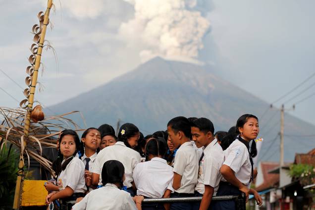 Crianças são evacuadas da aldeia de Sukadana, devido à erupção do Monte Agung, em Karangasem, na ilha de Bali, na Indonésia - 28/11/2017 Crianças são evacuadas da aldeia de Sukadana, devido à erupção do Monte Agung, em Karangasem, na ilha de Bali, na Indonésia - 28/11/2017