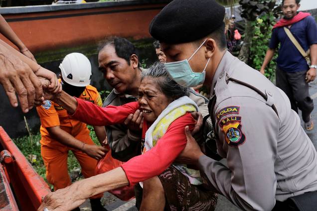 Pessoas são evacuadas da aldeia de Sukadana, devido à erupção do Monte Agung, em Karangasem, na ilha de Bali, na Indonésia - 28/11/2017 Pessoas são evacuadas da aldeia de Sukadana, devido à erupção do Monte Agung, em Karangasem, na ilha de Bali, na Indonésia - 28/11/2017