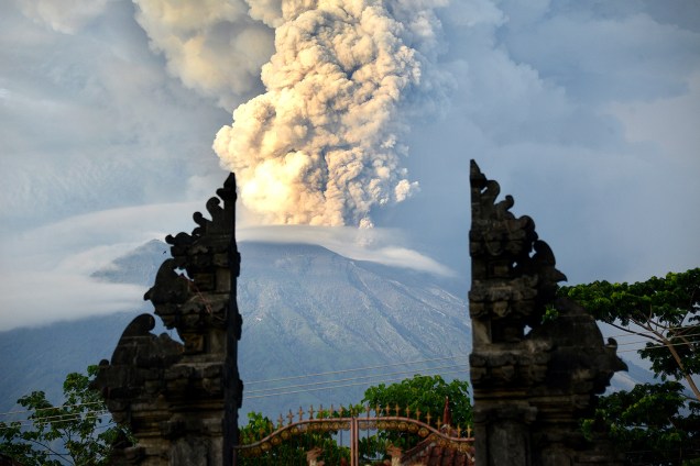 Vulcão do monte Agung, que continua em erupção, é visto expelindo nuvens de cinzas em Bali, na Indonésia - 28/11/2017