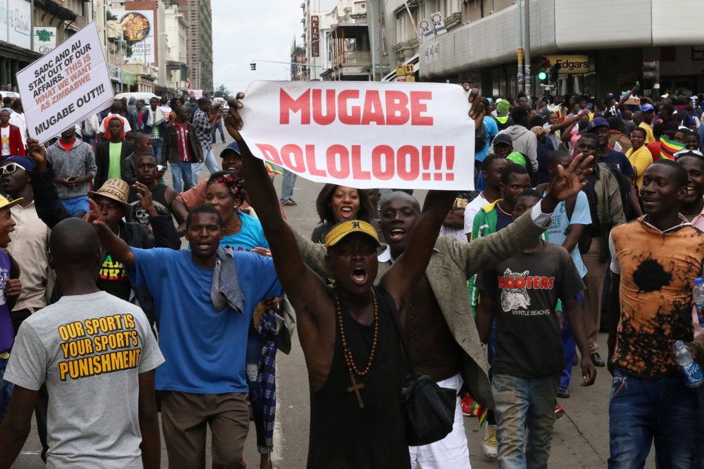 Manifestantes pedem a saída do presidente do Zimbábue, Robert Mugabe, em protesto realizado pelas ruas de Harare, capital do país - 18/11/2017