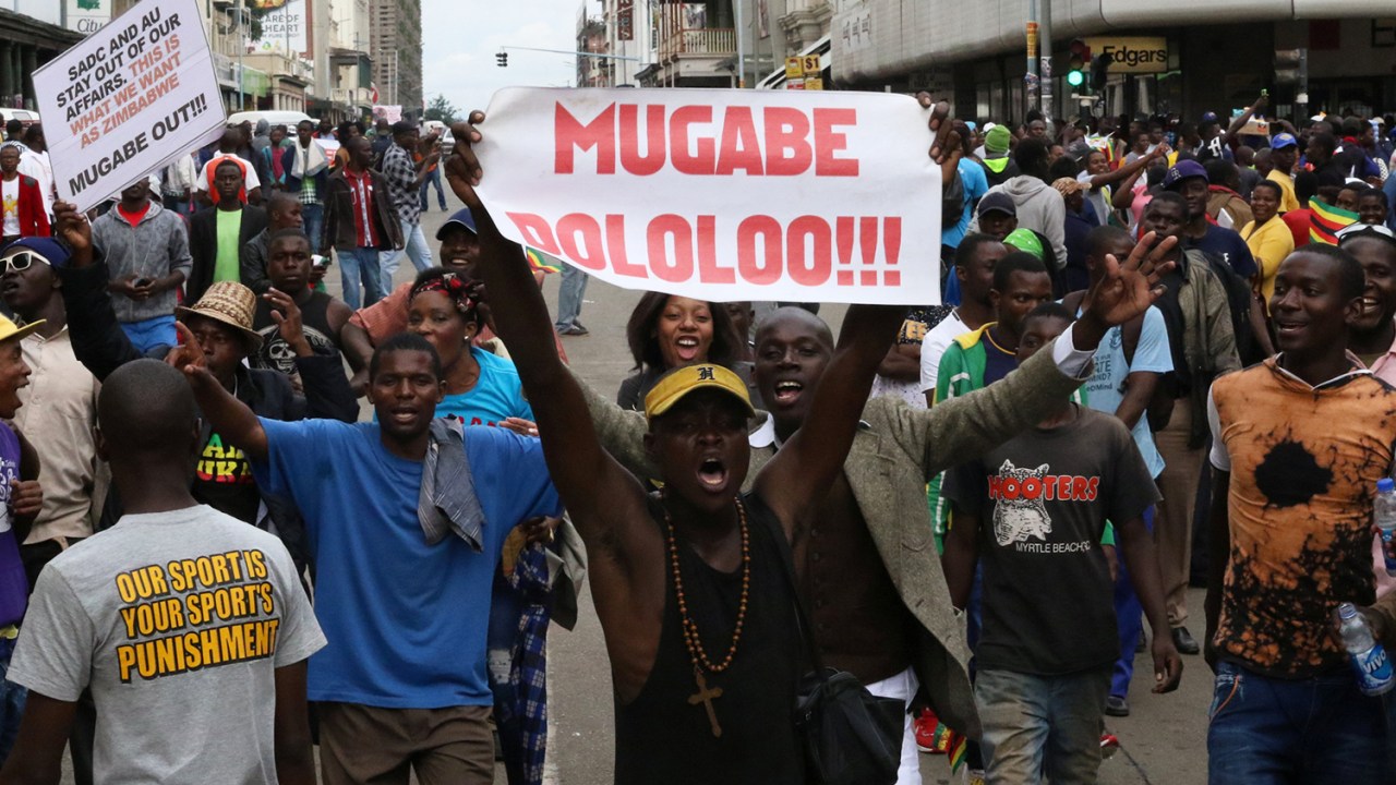 Manifestantes pedem a saída do presidente do Zimbábue, Robert Mugabe, em protesto realizado pelas ruas de Harare, capital do país - 18/11/2017