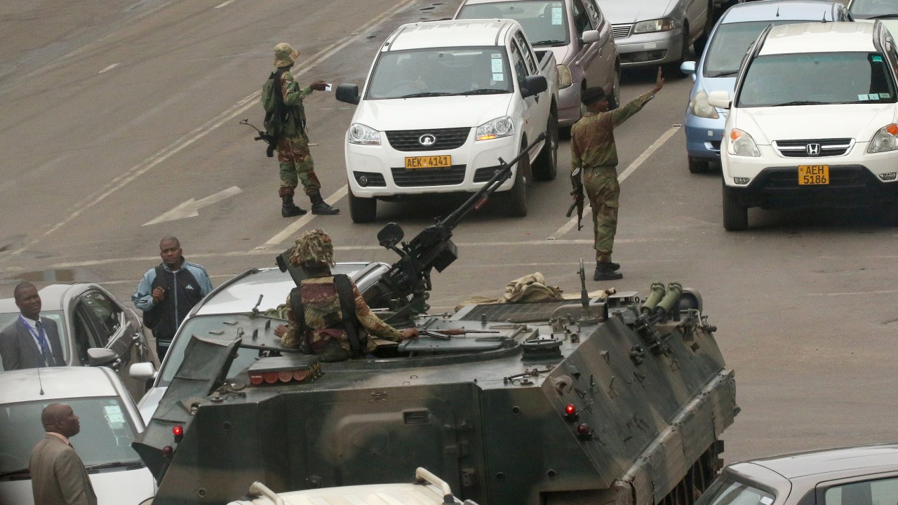 Veículos militares e soldados ocupam as ruas em Harare, no Zimbabwe - 15/11/2017