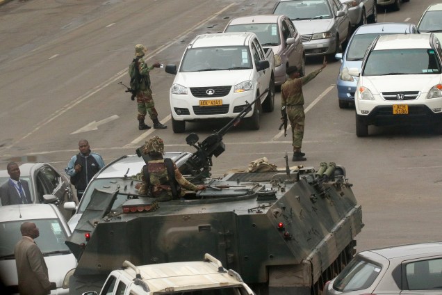 Veículos militares e soldados ocupam as ruas em Harare, no Zimbábue, após a prisão domiciliar do presidente Robert Mugabe e sua família - 15/11/2017