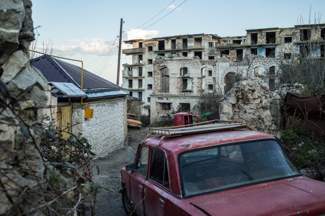 Prédios destruídos pela guerra na cidade de Shushi, em Artsakh.