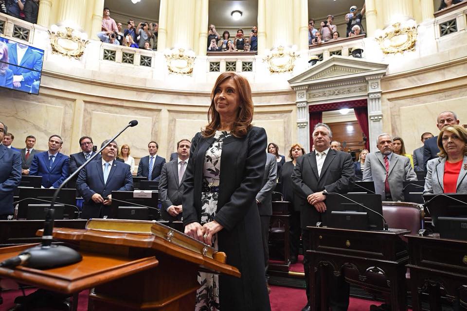 Cristina Kirchner toma posse como senadora nesta quarta-feira