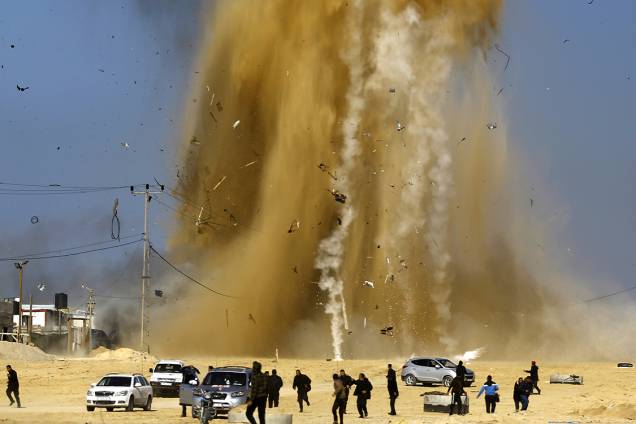 Palestinos correm para se proteger de explosão no norte da Faixa de Gaza Palestinos correm para se proteger de explosão no norte da Faixa de Gaza