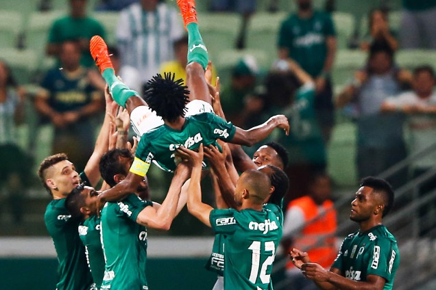 Jogadores do Palmeiras comemoram o segundo gol contra o Botafogo e jogam Zé Roberto para o alto