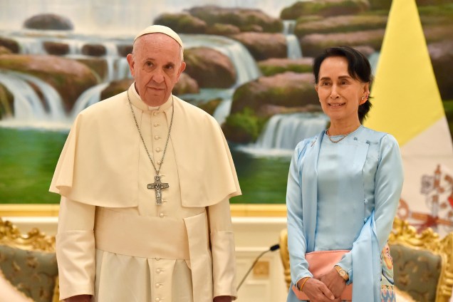 O Papa Francisco se reúne com a líder de Mianmar, Aung San Suu Kyi, na capital Naypyidaw, durante sua visita oficial ao país - 28/11/201