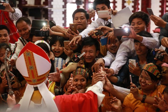Papa Francisco atende público durante visita à Myanmar, em Burma - 30/11/2017