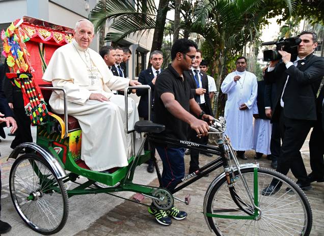 Papa Francisco anda em uma carroça puxada por bicicleta durante o segundo dia de sua visita à Bangladesh, na cidade de Dhaka - 01/12/2017 Papa Francisco anda em uma carroça puxada por bicicleta durante o segundo dia de sua visita à Bangladesh, na cidade de Dhaka - 01/12/2017