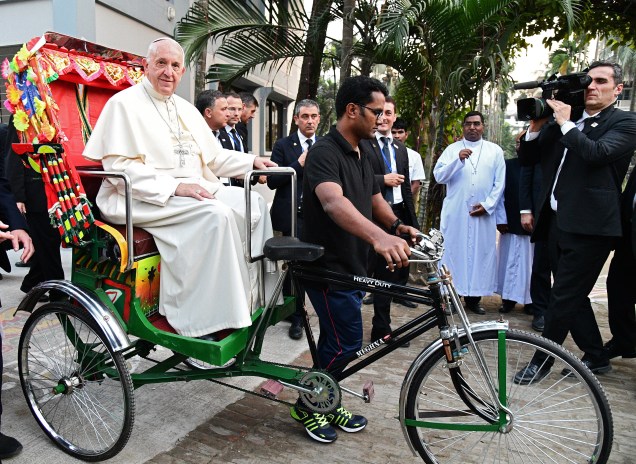 Papa Francisco anda em uma carroça puxada por bicicleta durante o segundo dia de sua visita à Bangladesh, na cidade de Dhaka - 01/12/2017