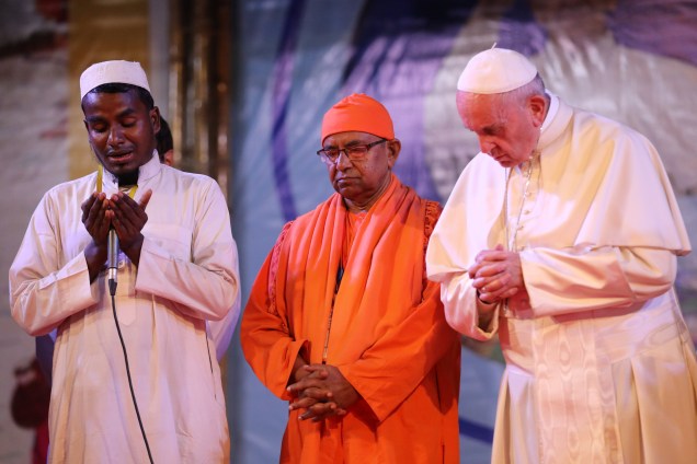 Papa Francisco se junta em uma oração conduzida por um mulçumano rohingya, durante sua visita a Bangladesh, em Dhaka - 01/12/2017