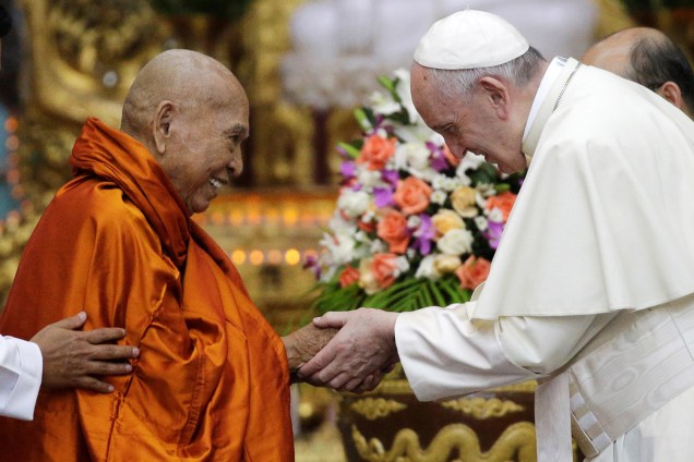 Papa Francisco cumprimenta o presidente do comitê estadual Sanga Maha Nayaka, Bhaddanta Kumarabhivasma, durante uma reunião com o comitê budista em Myanmar - 29/11/2017