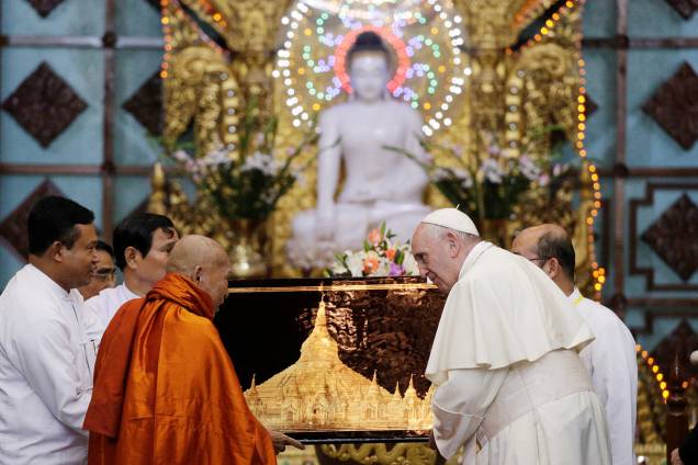 Bhaddanta Kumarabhivasma, presidente do comitê estadual Sanga Maha Nayaka, presenteia o Papa Francisco durante uma reunião em Rangum, no Myanmar - 29/11/2017 Bhaddanta Kumarabhivasma, presidente do comitê estadual Sanga Maha Nayaka, presenteia o Papa Francisco durante uma reunião em Rangum, no Myanmar - 29/11/2017