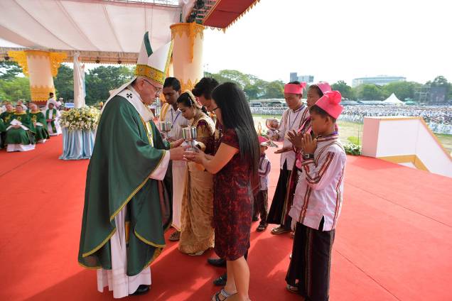 Papa Francisco faz os preparativos para a grande missa a céu aberto no estádio de Kyaikkasan, em Rangum, no Myanmar - 29/11/2017 Papa Francisco faz os preparativos para a grande missa a céu aberto no estádio de Kyaikkasan, em Rangum, no Myanmar - 29/11/2017
