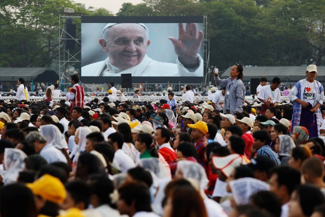 Milhares de pessoas assistem à missa do Papa  Francisco, no estádio de esportes Kyaikkasan, em Rangum, no Myanmar - 29/11/2017