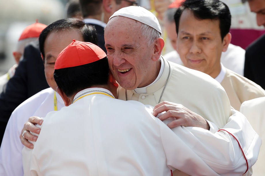 Papa Francisco é recebido por fiéis e membros da igreja no Aeroporto Internacional de Yangon, no Mianmar - 27/11/2017