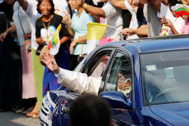 Papa Francisco acena para fiéis que vieram recepcioná-lo em sua chegada no Mianmar, país que visita pela primeira vez - 27/11/2017