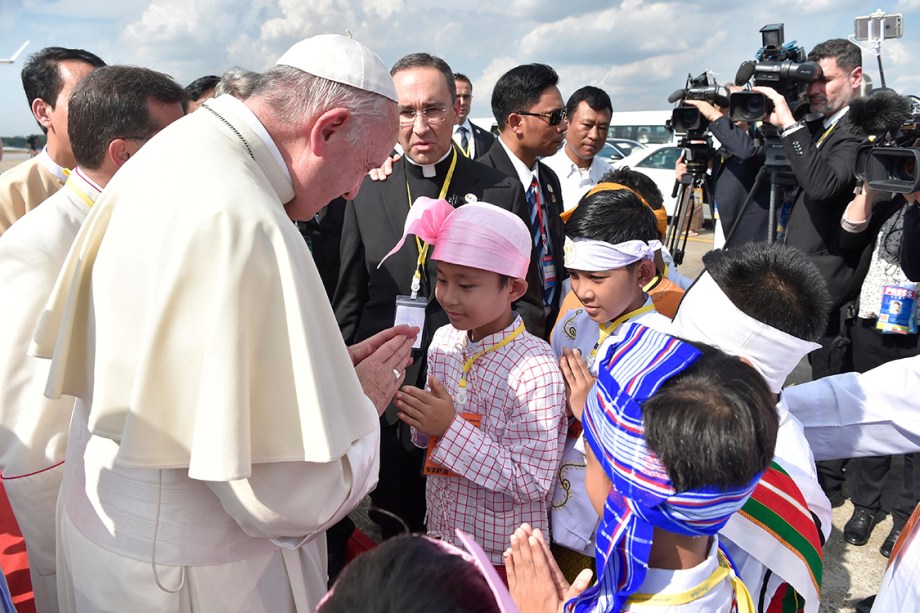 Crianças e fiéis recebem Papa Francisco durante sua primeira visita ao Mianmar - 27/11/2017