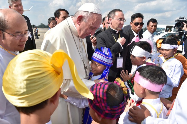 Crianças e fiéis recebem Papa Francisco durante sua primeira visita ao Mianmar - 27/11/2017