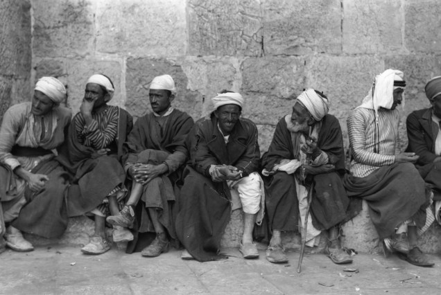 Um grupo de palestinos é visto sentados lado a lado - 1938