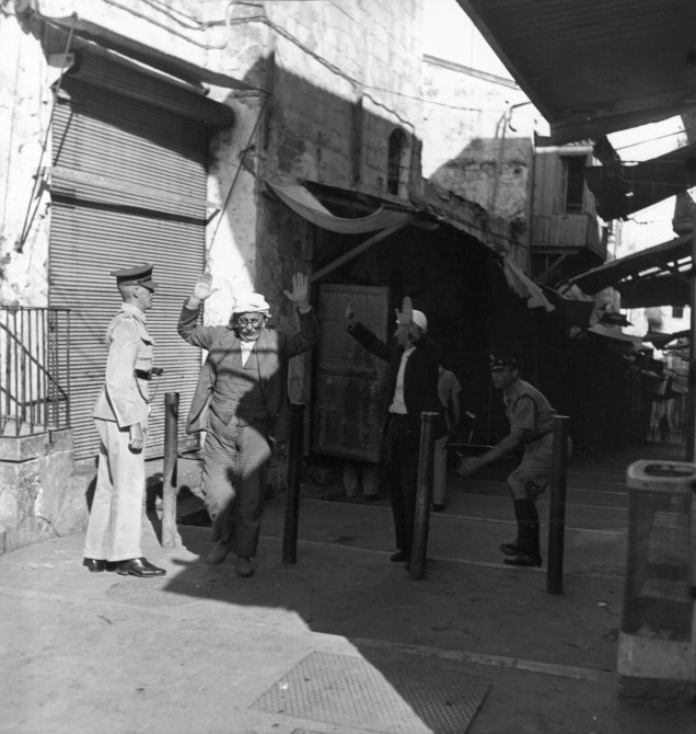 Tropas britânicas procuram árabes na Palestina durante o tempo do "toque de recolher" - 01/10/1938
