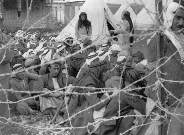 Prisioneiros palestinos dentro de um campo de concentração do exército britânico em Jenin, na Cisjordânia - 08/06/1939