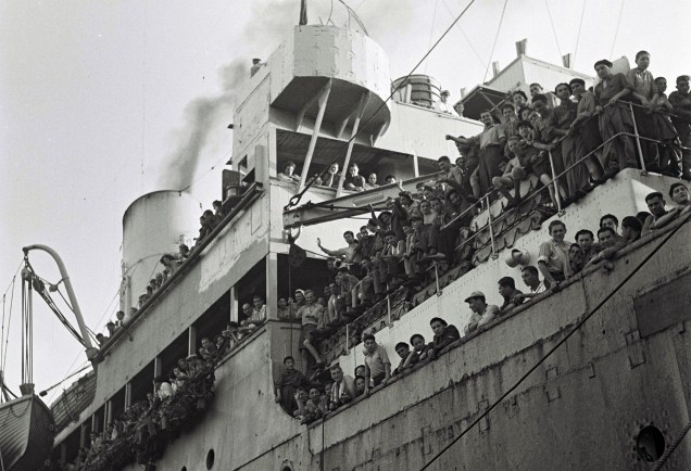 O navio britânico Mataroa chega com 1.204 sobreviventes judeus da perseguição nazista na Europa, no porto norte de Haifa, durante o mandato britânico sobre a Palestina - 15/07/1945