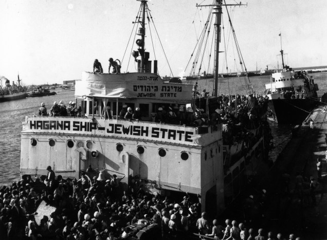 O navio "Estado judeu" chega no porto em Haifa com cerca de 2600 refugiados a bordo. Ao fundo, o 'Geulah', também carregado com refugiados. Ambos os navios chegaram dos portos da Bulgária e, depois de chegarem à Palestina, foram enviados para Chipre pelas autoridades britânicas - 02/10/1947