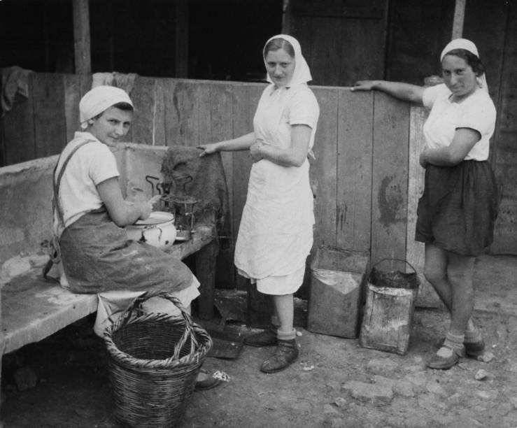 Adolescentes cozinham em um assentamento na Palestina, por volta de 1950