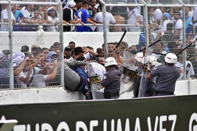 Confusão entre a Polícia Militar e torcedores da Ponte Preta, que quebraram uma das grades e invadiram o gramado, durante partida entre Ponte Preta e Vitória, válida pela 37ª rodada do Campeonato Brasileiro - 26/11/2017 Confusão entre a Polícia Militar e torcedores da Ponte Preta, que quebraram uma das grades e invadiram o gramado, durante partida entre Ponte Preta e Vitória, válida pela 37ª rodada do Campeonato Brasileiro - 26/11/2017
