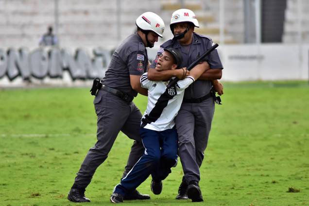 Confusão entre a Polícia Militar e torcedores da Ponte Preta, que quebraram uma das grades e invadiram o gramado, durante partida entre Ponte Preta e Vitória, válida pela 37ª rodada do Campeonato Brasileiro - 26/11/2017 Confusão entre a Polícia Militar e torcedores da Ponte Preta, que quebraram uma das grades e invadiram o gramado, durante partida entre Ponte Preta e Vitória, válida pela 37ª rodada do Campeonato Brasileiro - 26/11/2017