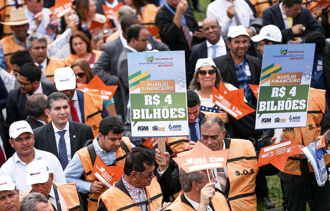Brasília - Prefeitos fazem passeata na Esplanada dos Ministérios após encontros com parlamentares em busca de apoio federal para as dificuldades financeiras enfrentadas pelos municípios (Marcelo Camargo/Agência Brasil)