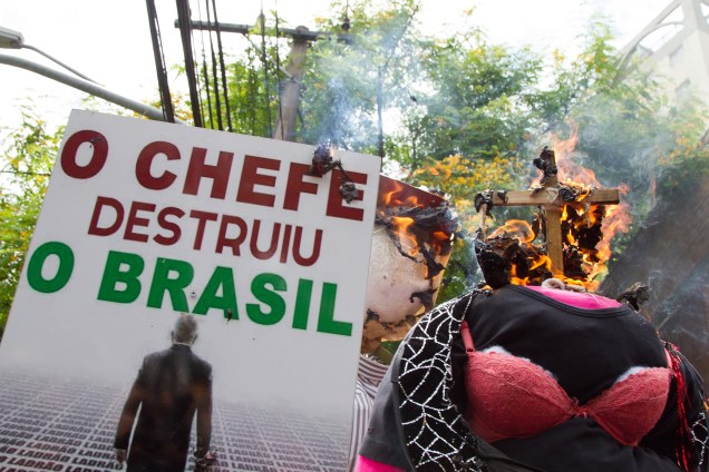 Manifestantes da Direita São Paulo ateiam fogo em uma bruxa representando a filosofa Judith Butler, durante protesto em frente ao Sesc Pompéia, em São Paulo - 07/11/2017
