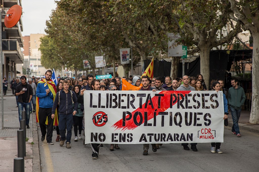 Manifestantes bloqueiam avenidas na em Barcelona durante protesto contra a prisão de líderes catalães, na Espanha