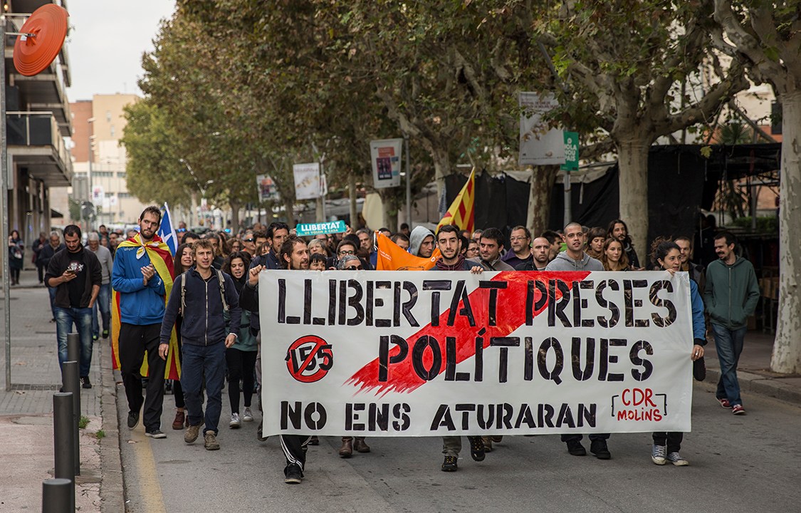 Manifestantes bloqueiam avenidas na em Barcelona durante protesto contra a prisão de líderes catalães, na Espanha