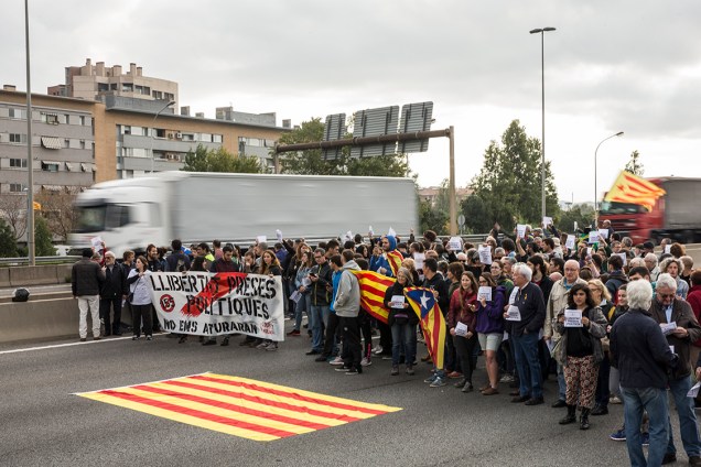 Manifestantes bloqueiam avenidas na em Barcelona durante protesto contra a prisão de líderes catalães, na Espanha - 03/11/2017