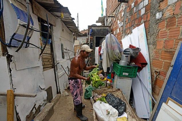 Vivendo de sobras - Morador do Recife: revirando o lixo para se alimentar