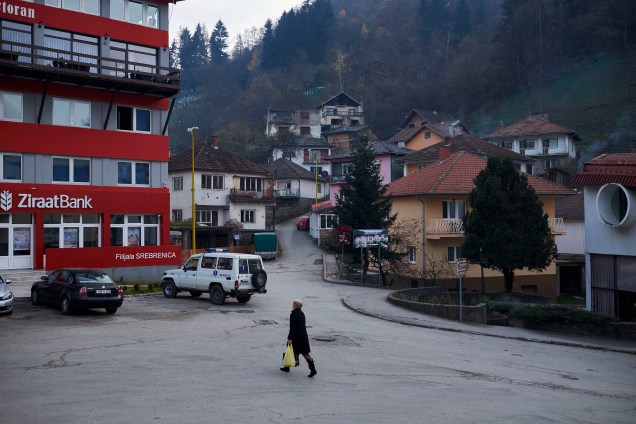 Uma moradora é fotografada caminhando pelo centro de Srebrenica, na República Srpska, a entidade administrativa sérvia da Bósnia Herzegovina.