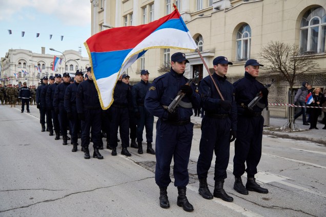 Policiais da República Srpska desfilam durante a comemoração do Dia Nacional, proibido pelo tribunal constitucional em Sarajevo (Bósnia Herzegovina).