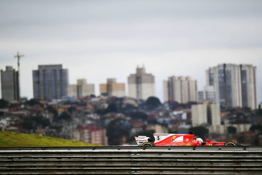 O piloto alemão Sebastian Vettel, da Ferrari, durante segundo dia de treino livre para o Grande Prêmio do Brasil, no Autódromo de Interlagos - 11/11/2017