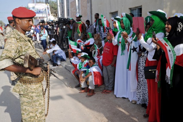 Soldados durante desfile do Dia da Independência em Hargeisa, Somalilândia.