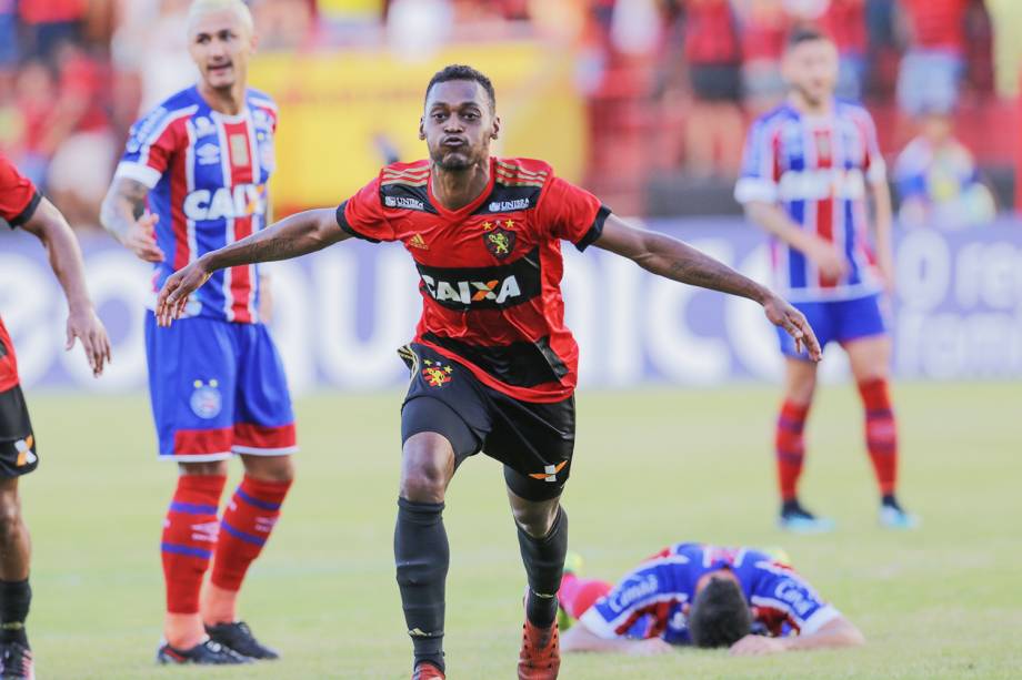 O jogador Marquinhos abre o placar para o Sport na partida contra o Bahia, válida pela 36ª rodada do Campeonato Brasileiro, no estádio da Ilha do Retiro - 19/11/2017